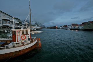 VINTER I LOFOTEN: Stemningsfullt og vakkert i Henningsv�r, og mange sm�butikker for morsomme handleturer. Hotellet sees like bak masta p� fiskeb�ten. Foto: ODD ROAR LANGE