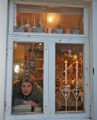 SM�TT OG GODT: Evy Line Sundbakken i butikken Drops i Henningsv�r. 
Foto: ODD ROAR LANGE