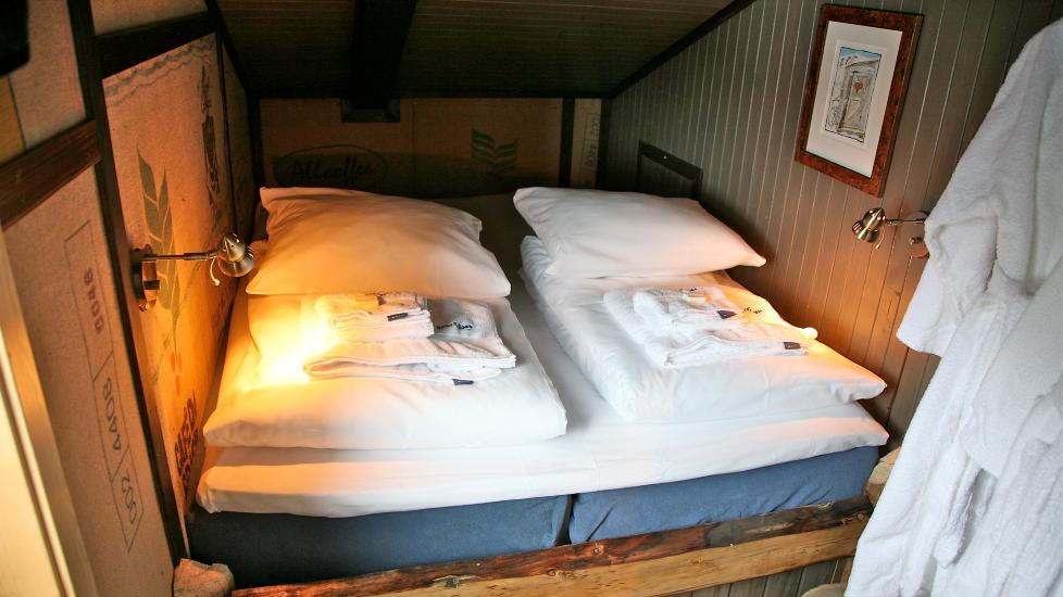 VARM GLEDE: Fangstmannhotellet i Longyearbyen er bygd ved hjelp av blant annet masse drivved. Foto: ODD ROAR LANGE