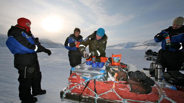 PAUSE P� ISEN: Sn�scootersafari p� Svalbard er en fantastisk opplevelse. Her fra lunsjpausen p� Tempelfjorden. Foto: ODD ROAR LANGE