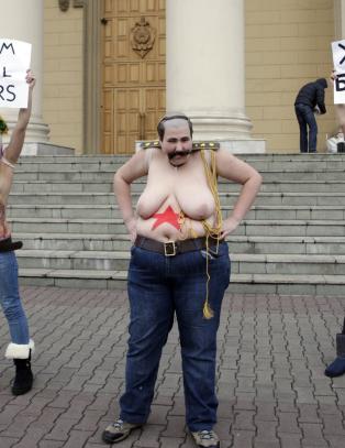 - De ble tvunget til � strippe og truet med at de kom til � bli p�tent