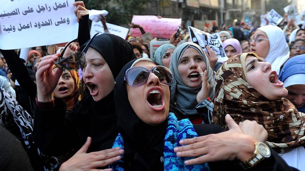 HAR F�TT NOK: Tusenvis av egyptiske kvinner demonstrerte i dag p� Tahir-plassen i Kairo. De �nsker en slutt p� h�rens vold og �rekrenkelser mot kvinner. Foto: EPA/MOHAMED OMAR