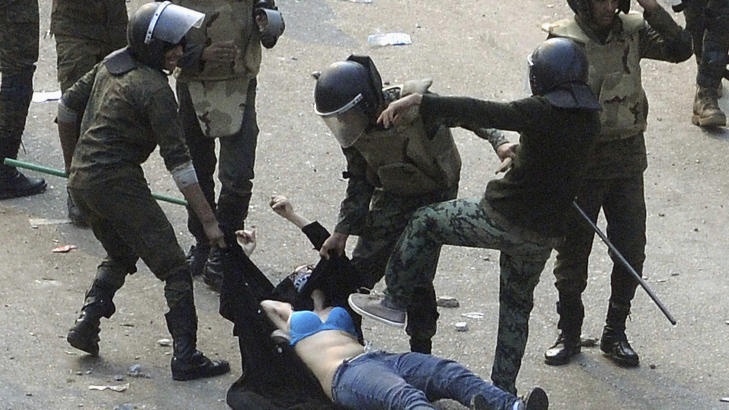 SKAPTE STERKE REAKSJONER: Egyptiske soldater river kl�rne av og banker en ung kvinnelig demonstrant 17. desember. Bildet skapte sterke reaksjoner, og i dag demonstrerte egyptiske kvinner i Kairo. Foto: REUTERS/Stringer/Files