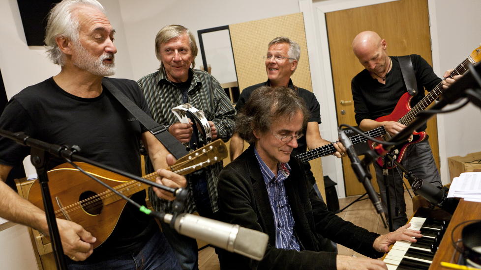 I STUDIO: Hans Rotmo (f.v.), Kai Biermann, Bjarne B�rdstu, Gunnar Andreas Berg og p� pianokrakken Henning Sommerro i �ra studio i Trondheim for � spille inn �V�rres jul 2�.  Foto: Ole Morten Melg�rd.