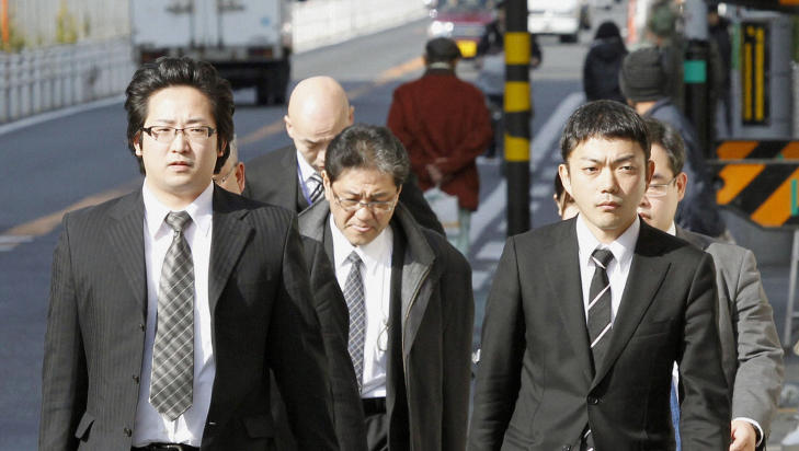 GIKK P� D�RA: Etterforskere ransaket ogs� hjemmet til tidligere Olympus-sjef Tsuyoshi Kikukawa. Foto: Reuters/Kyodo/Scanpix