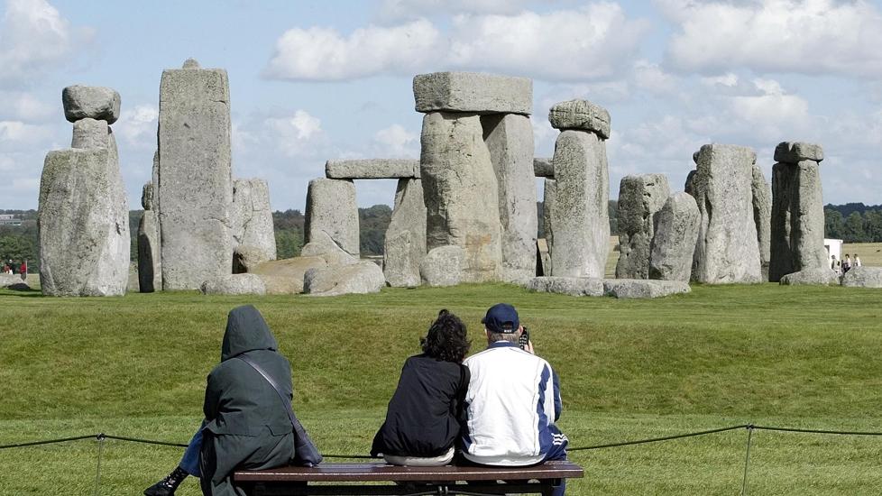 GIGANTISKE FUNN:  Geologene Richard Bevins ved National Museum Wales og Rob Ixer fra Universitet i Leiceste har bevis p� at steinene stammer fra Craig Rhos-y-felin, mer enn 160 kilomter unna Stongehenge i England. Foto: Dave Caulkin / AP Photo