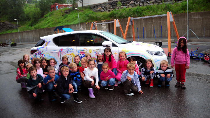 VINNERE: Her ser vi barna i Regnbuen barnehage Myrdal i Bergen, sammen med den folierte Lexusen. Foto: ARILD KJ�RNLI