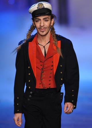 MISLIKER STYGGE FOLK: Og j�der. John Galliano skjelte ut et uskyldig par p� kafe. S�nt blir det br�k av. Foto: Stella Pictures