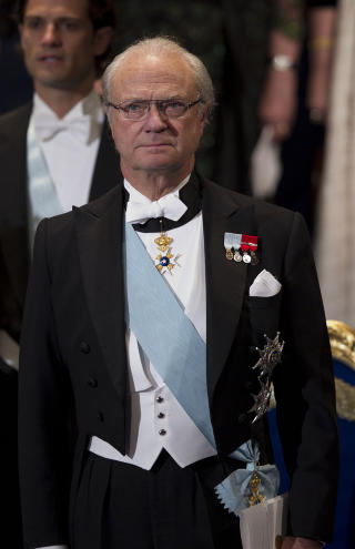 KONG CARL GUSTAF: Har surret seg inn i flere skandaler det siste �ret, og sliter med � snakke seg ut av dem. Foto: Stella Pictures