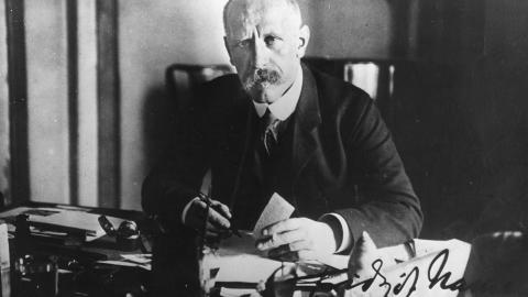 OMSTRIDT: Fridtjof Nansen skapte rullekake i halsen-tilstander blant Aftenpostens lesere. Her for anledningen med kl�r. Arkivfoto: NOVOSTI / Scanpix