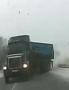 Her kommer traileren sidelengs mot bilen