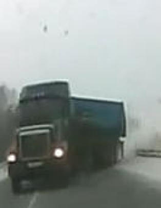 Her kommer traileren sidelengs mot bilen