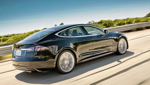 LANG REKKEVIDDE: Den st�rste batteripakken gir en rekkevidde som gj�r Tesla Model S til en allbruksbil. Foto: Tesla