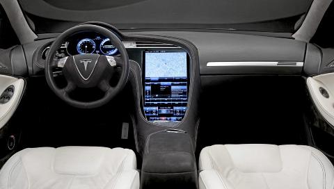 ENORM SKJERM: Tesla Model S kommer med en enorm 17-tommers infoskjerm. FOTO: Tesla/David Dewhurst