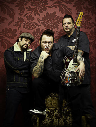 HARDTSL�ENDE: Vidar Busk (i midten) med sitt Bubble of Trouble: Trommis Alexander Pettersen (t.v.) og bassist Ole Evensen. Foto: Thor L�nning