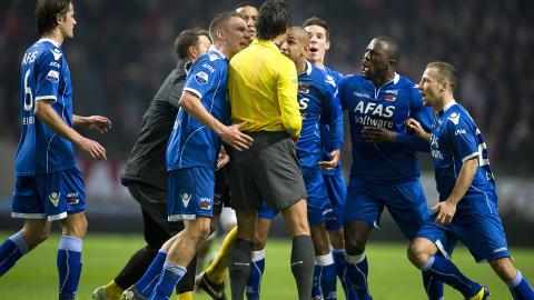 PROTESTER: AZ-Alkmaar-spillere omringer dommer Bas Nijhuis i protest mot at AZ-keeper Esteban ALvarado Browns utvisning. Foto: SCANPIX/Olaf Kraak/EPA