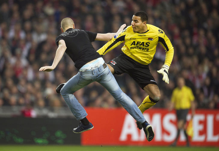 ANGREP ANGRIPEREN: AZ Alkmaar-keeper Esteban Alvarado sparker mannen som angrep ham bakfra under oppgj�ret i nederlandsk �resdivisjon mellom AZ og Ajax.Foto: SCANPIX/AFP PHOTO/ANP/ OLAF KRAAK