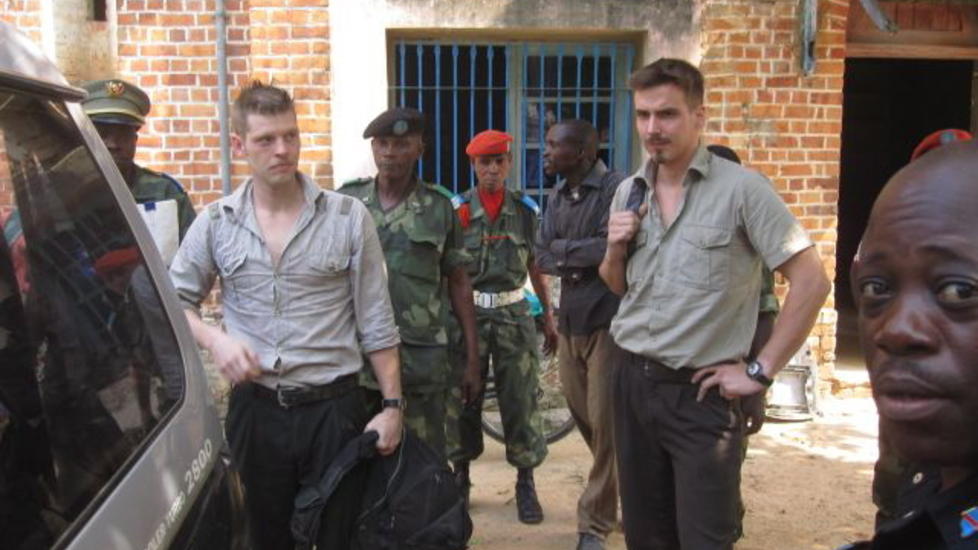 - BANKET OPP:  Joshua French og Tjostolv Moland p� vei fra Kisangani til Kinshasa. Foto: Claude Nzunzu  /Dagbladet