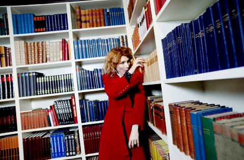 KULTURELL BALLAST: &mdash; Trenger jeg � finne det rette diktet, sangen eller sitatet, s� er foreldrene mine der, sier Herborg i biblioteket p� Lysebu. 

Foto: Anita Arntzen