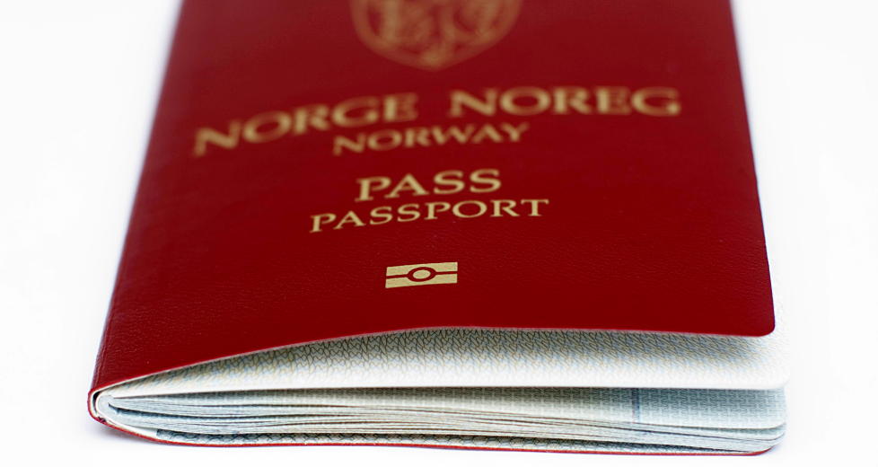 KAN FORKLARES: � = AE, � = OE og � = AA. Oversetter du navnet ditt p� denne m�ten n�r du bestiller flybillett, vil ikke skrivem�ten p� billetten stemme overens med hvordan navnet er skrevet i passet. Dette vil ikke by p� problemer s� lenge det er en forklaring p� hvorfor det er en forskjell her, forklarer Dagbladets reiseekspert, Elise Marie Korsvik. Foto: STIAN LYSBERG SOLUM/SCANPIX