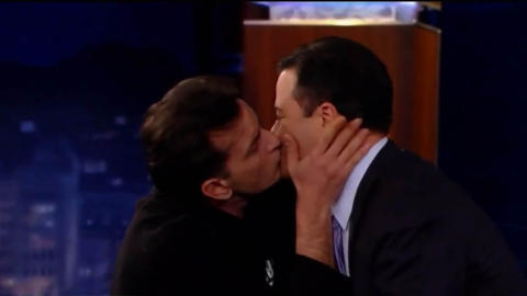 KJ�RLIG: Selv om han kalte ekskona for ei taperhore, spredte Charlie Sheen likevel mye glede og kj�rlighet i 2011. Her er det programleder Jimmy Kimmel som f�r en munnfull. Foto: Stella Pictures