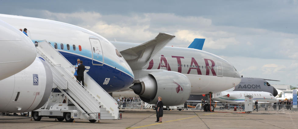 GRENSE VED FYLTE TO �R: Internasjonale regler sier at barn over �r skal sitte i et eget sete, forteller Dagbladets reiseekspert, flykaptein Knut Berger. NB: Flyselskapene p� bildet har ingenting med den aktuelle saken � gj�re. Illustrasjonsfoto: ERIC PIERMONT/AFP/SCANPIX