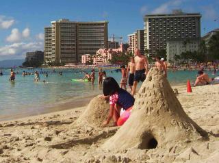 BADELIV: Strandliv p� Waikiki Beach p� Oahu, Hawaii. Foto: TOM HELGESEN