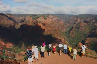 H�YT OPP: Waimea Canyon p� Kauai har et popul�rt utgangspunkt for b�de syklister og turg�ere p� Hawaii. Foto: TOM HELGESEN