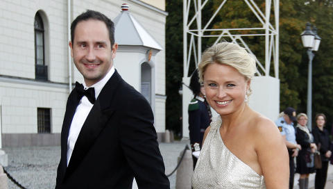 NORGES STORE S�NN: Harald R�nneberg giftet seg med brask og bram i sommer. Her er han og kona fotografert i forbindelse med prinsesse M�rthas 40-�rsdag. Foto: 
Foto: Erlend Aas / Scanpix