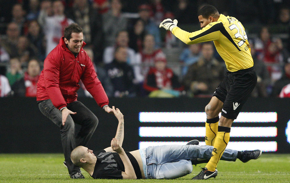 TIL ANGRP: AZ Alkmaar-keeper Esteban Alvarado gikk til angrep p� en tilskuer som stormet banen. Foto: AP Photo / Ed van de Pol / Scanpix