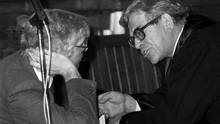 FAR: Far til tingrettsdommer Wenche Elisabeth Arntzen var en av forsvarerne til spiontiltalte Arne Treholt under rettssaken i 1985. Her Andreas Arntzen (t.h.) i samtale med Treholt. Arkivoto: Erik Thorberg / SCANPIX. FAR: Far til tingrettsdommer Wenche Elisabeth Arntzen var en av forsvarerne til spiontiltalte Arne Treholt under rettssaken i 1985. Her Andreas Arntzen (t.h.) i samtale med Treholt. Arkivoto: Erik Thorberg / SCANPIX.