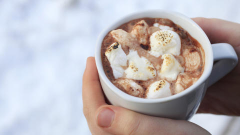Smeltende godt: Varm, m�rk, bitters�t sjokolade med appelsinskall og marshmallows med grillet overflate.