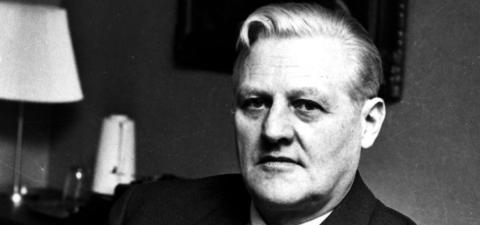 BESTEFAR: Jurist, statsminister og utenriksminister John Lyng (1905-1978) er bestefar til nyoppnevnt Behring Breivik-dommer Arne Lyng.
John Lyng var i sin juskarriere blant annet aktor i rettsoppgjøret etter andre verdenskrig mot Henry Oliver Rinnan og hans bande.
Arkivoto: NTB/Scanpix. BESTEFAR: Jurist, statsminister og utenriksminister John Lyng (1905-1978) er bestefar til nyoppnevnt Behring Breivik-dommer Arne Lyng.
John Lyng var i sin juskarriere blant annet aktor i rettsoppgjøret etter andre verdenskrig mot Henry Oliver Rinnan og hans bande.
Arkivoto: NTB/Scanpix.