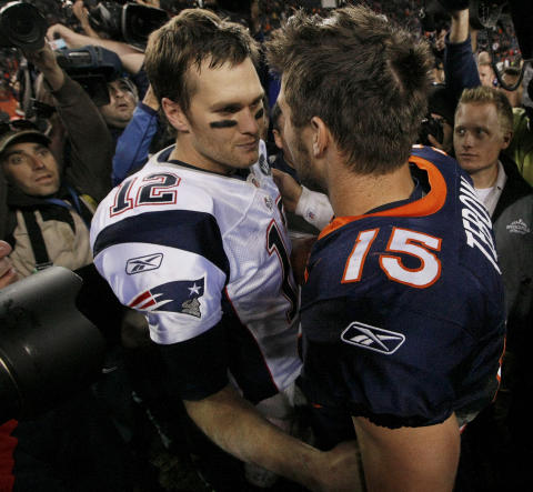 STOPPET SEIERSREKKEN: New England Patriots anf�rt av quarterback Tom Brady (t.v.), stoppet Tim Tebows seiersrekke forrige s�ndag.Foto: SCANPIX/REUTERS/Rick Wilking