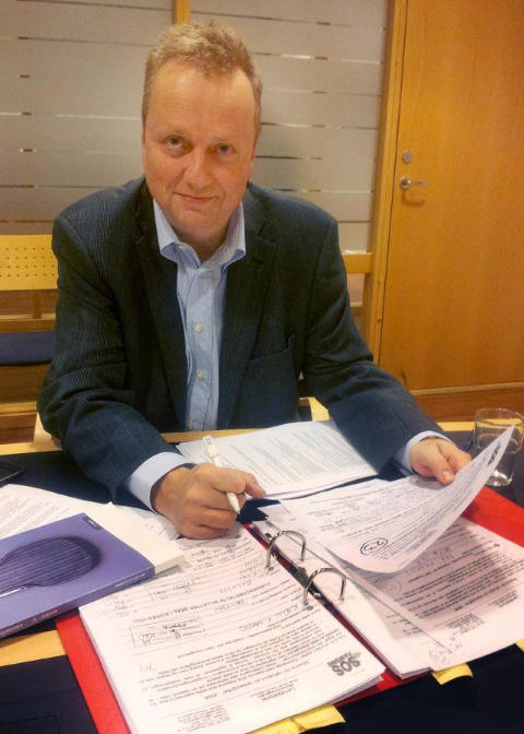 - MANGLER DET MESTE: Bilagene vi ser her mangler jo det meste, sier statsautorisert revisor Terje Tvedt til Dagbladet, mens han blar gjennom flere av papirene fra regnskapet. FOTO: Eiliv Frich Flydal