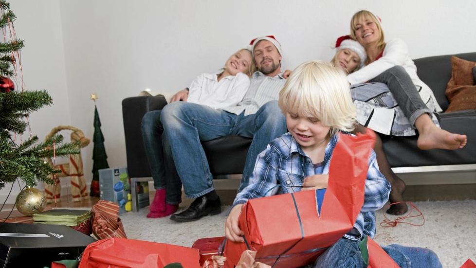 TONNEVIS MED JULEGAVEPAPIR: Store mengder innpakningspapir fyller de tusen hjem hver jul. Foto: Colourbox