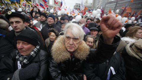 120 000 DEMONSTRANTER:  Omvalg, krever demonstrantene. Foto: Pavel Golovkin / AP Photo