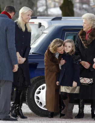 Kirka var fylt til trengsel da kongefamilien kom