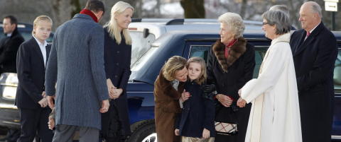 Kirka var fylt til trengsel da kongefamilien kom