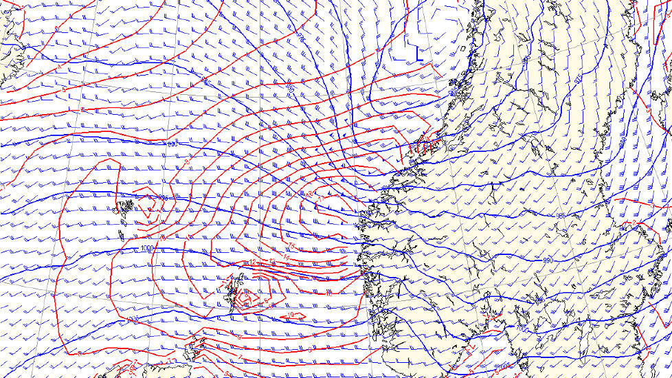 STORMPROGNOSE: Dette er Meteorologisk institutts v�rprognose for klokka 23 i kveld. De bl� linjene viser lufttrykket, de bl� pilene vinden i knop, og de r�de strekene viser signifikant b�lgeh�yde. En bl� pil per tiende knop og en trekant viser 50 knop. En trekant pluss en hake er viser derfor 60 knop. Det er ventet at �Dagmar� vil skifte retning n�r hun treffer Nordfjord og Stad, og deretter f�lge kysten oppover. Grafikk: Meteorologisk instiutt