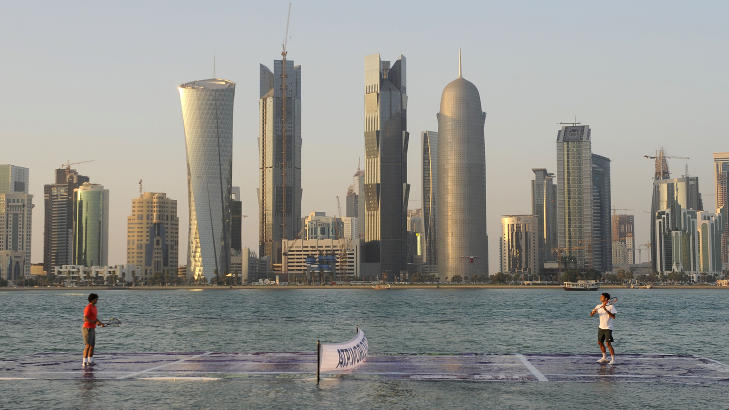 SERVE-ESS HER GIR DUKKERT: Nadal og Federer p� en tennis-matte i vannet p� bukta utenfor Doha i Qatar. Foto: REUTERS/Qatar Tennis Federation/Handout