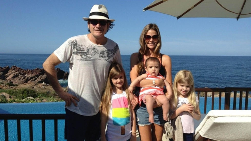 FAMILIEIDYLL: Charlie Sheen tibragte vinterferien sammen med ekskona Denise Richards, hennes adoptivdatter og parets to felles barn. Foto: Stella Pictures