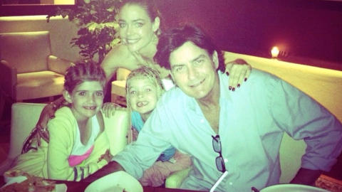 FAMILIEMIDDAG: Denise Richards la ut dette bildet av familieidyllen p� Twitter. Foto: Stella Pictures