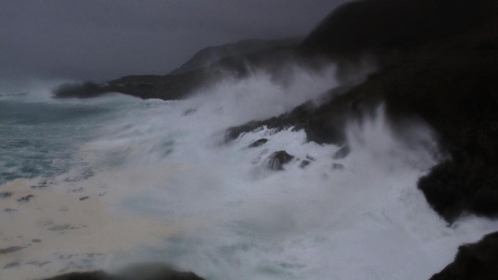HEFTIG: Torfinn Kr�kenes m�tte trosse regn, vind og b�lger for � f� tatt bilder av �Dagmar� som traff land. Foto: Torfinn Kr�kenes