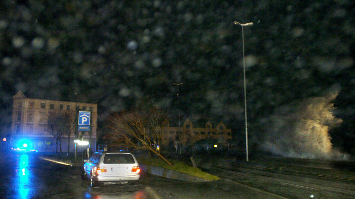 VEGG AV VANN:  Store d�nninger slo inn over veien ved meieriet i �lesund sentrum. Politiet valgte til slutt � sperre veien. Foto: Fridgeir Walderhaug\Dagbladet