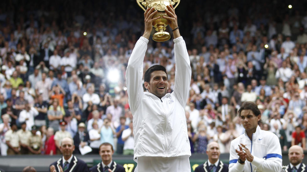 STORSTJERNE: Novak Djokovic var verdens store tennisstjerne sist sesong med tre Grand Slam-triumfer p� toppen av merittlisten. Her som Wimbledon-vinner i sommer.Foto: SCANPIX/REUTERS/Eddie Keogh