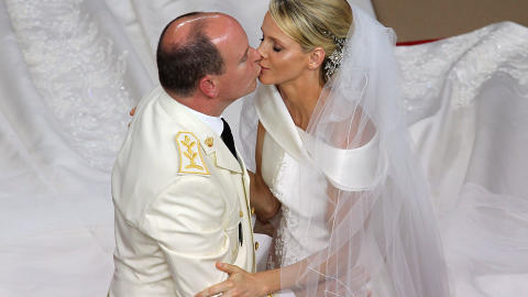KONGELIG BRYLLUP: Jo da, de kysset, men akk, s� tamt det var! Foto: Valery Hache/ AFP/ Scanpix