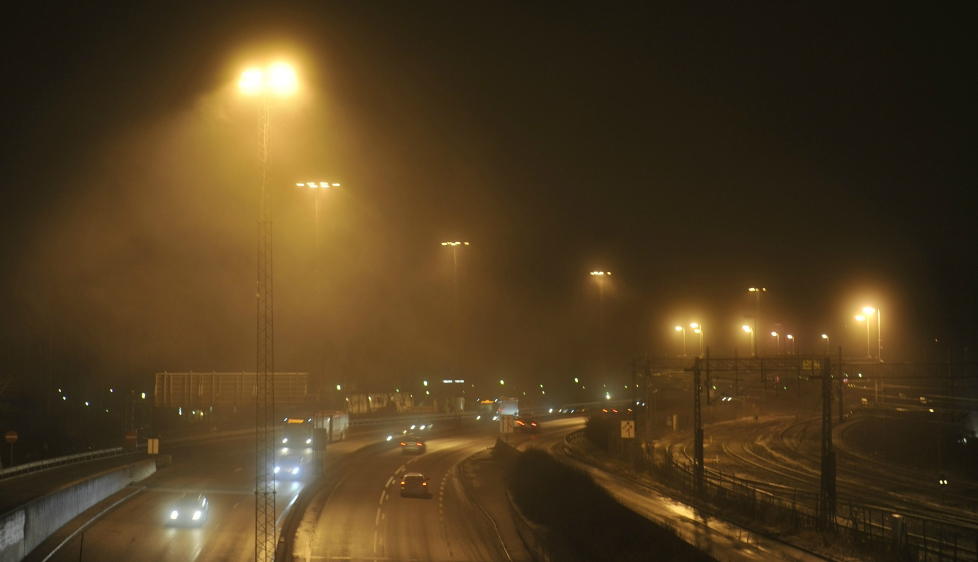 TUT OG KJ�R: Trafikken g�r som normalt 2. juledag. Men skal du over fjellet m� du regne med forsinkelser. Bildet er fra Skillebekk lille julaften. Foto: Fredrik Varfjell / Scanpix