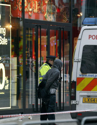 Mann (18) drept i shopping- kaos på Oxford Street