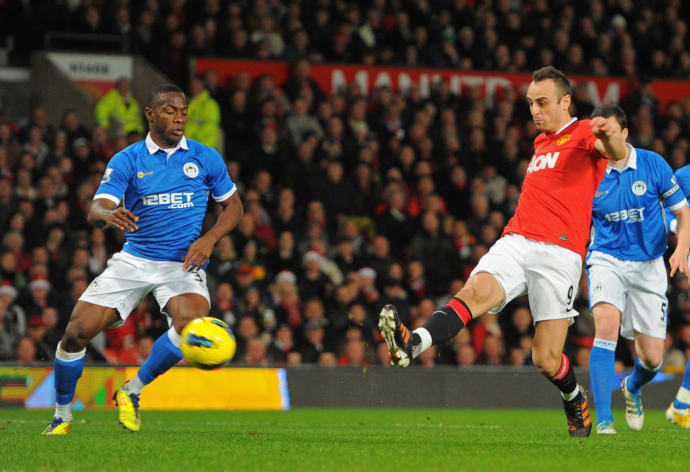 �MATCHENS LIRARE�: Med en solid porsjon fornyet selvtillit etter den frekke scoringen mot Fulham i midtuka, var det en spillesugen Dimitar Berbatov som ledet an i Manchester Uniteds overkj�rsel av Wigan.Foto: SCANPIX/AFP PHOTO/ANDREW YATES